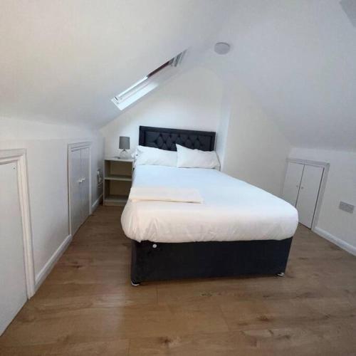a bedroom with a large bed in a room at Beatle Luxy Apartment in Feltham