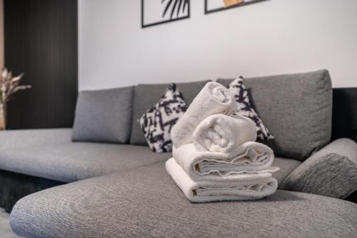 una pila de toallas sentadas en un sofá en Park Śląski Modern Studio en Katowice