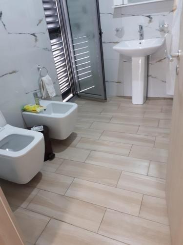 private house second floor 180 meters tarraca 180 meters with view 2 bedrooms, one double bedroom, separate kitchen, large large corridor, living room, banjo with balcony, closet and etjj. - Image 3