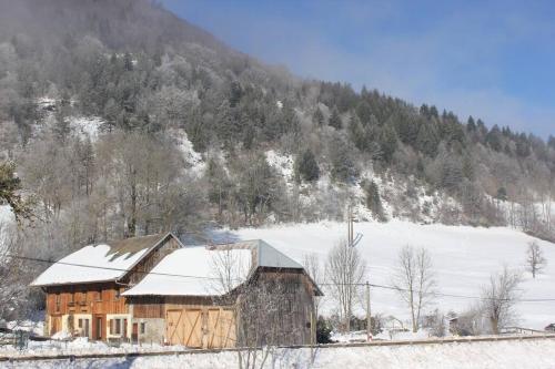 Chaleureux gîte situé en plein cœur des Bauges v zimě