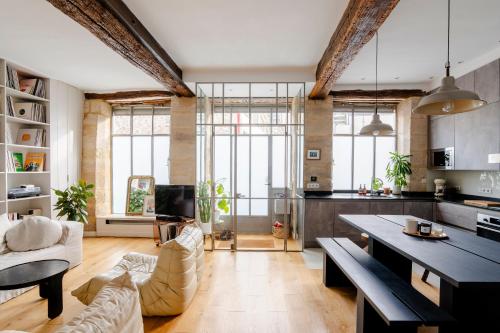 un salon avec une table et un canapé dans l'établissement Veeve - The Old Printworks, à Paris