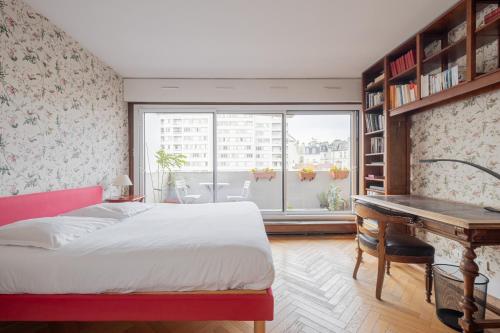 sypialnia z łóżkiem, biurkiem i oknem w obiekcie Veeve - Honeybee Haven w Paryżu