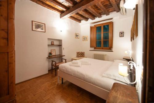 フィレンツェにあるMamo Florence - Terme Apartmentのベッドルーム(白い大型ベッド1台、デスク付)