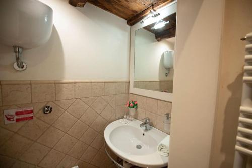 フィレンツェにあるMamo Florence - Terme Apartmentのバスルーム(洗面台、鏡付)
