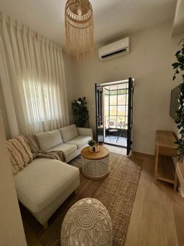 uma sala de estar com um sofá e uma mesa em شقة مريحةمع إطلالة ،أثاث بوهيمي em Amã