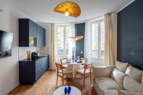 パリにあるThe Blue Suite Downtown Montmartreのリビングルーム(ソファ、テーブル付)