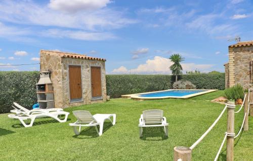 een tuin met stoelen en een zwembad bij Chalet Piedra in Conil de la Frontera