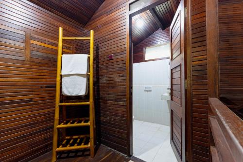 un sauna avec une échelle jaune dans un mur en bois dans l'établissement RedDoorz Resort @ Taman Wisata Mangrove, à Jakarta