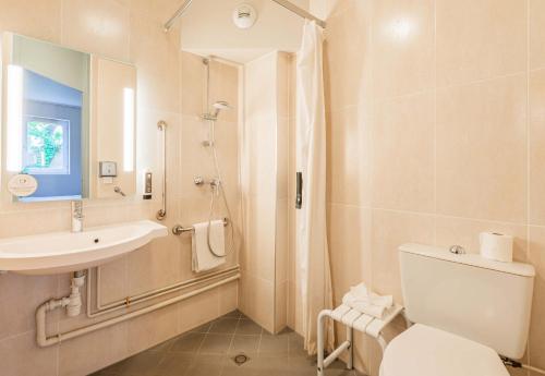 een badkamer met een toilet, een wastafel en een douche bij B&B HOTEL Mulhouse Ile Napoléon in Illzach