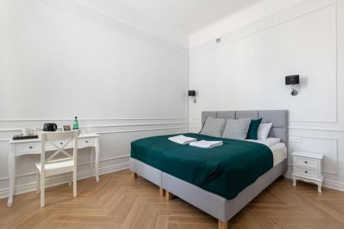 - une chambre blanche avec un lit et un bureau dans l'établissement Rent like home - Lwowska 9, à Varsovie