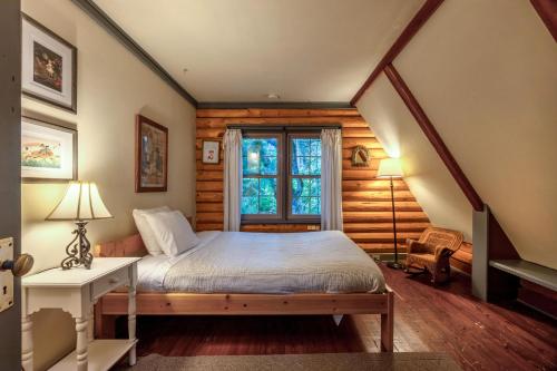 Schlafzimmer mit einem Bett und einem Fenster in der Unterkunft Baja Norte in Rockford