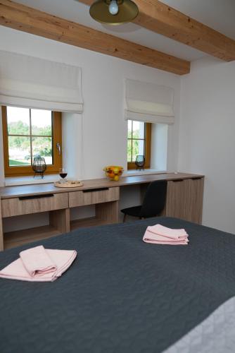 a room with a bed with two pink towels on it at Chalupa U Juzka in Loučná nad Desnou