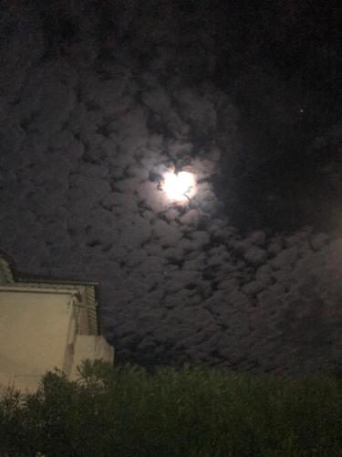 a moon in a cloudy sky at night at Hébergements à La Rive, Accueil ouvert tous les jours jusqu'à 20h00 dernier délai, depuis 30 ans ! Réserver ici svp ! Merci ! Aucun règlement à distance accepté, Paiement par CB, Espèces, Chèque ou Chèques-Vacances impérativement à la remise des clefs ! in Amélie-les-Bains-Palalda