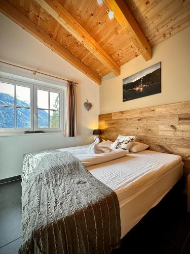 une chambre avec un grand lit dans une pièce dans l'établissement Chalet Maiskogel Kaprun, à Kaprun