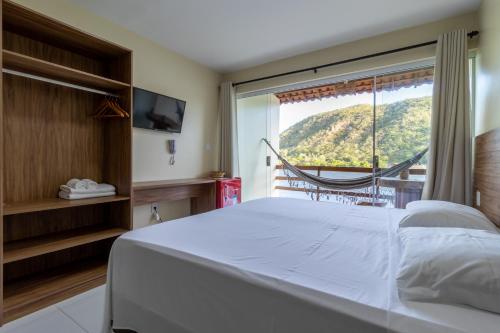1 dormitorio con cama y ventana grande en Pousada Porto de Piranhas, en Piranhas