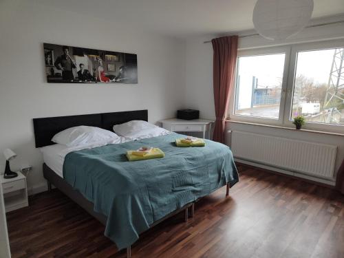 a bedroom with a bed with two towels on it at Gemütliche Wohnung Marilyn zum Wohlfühlen zu allem gut angebunden in Paderborn