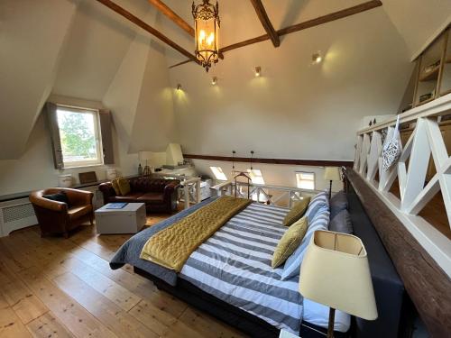 een slaapkamer met een bed en een woonkamer bij Plompeblad Suite Giethoorn in Giethoorn