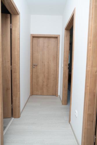 a hallway with a wooden door in a room at Chalupa U Juzka in Loučná nad Desnou