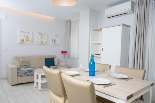 - une salle à manger avec une table et des chaises dans l'établissement Hotel La Ciotat - A deux pas de l'eau, à La Ciotat