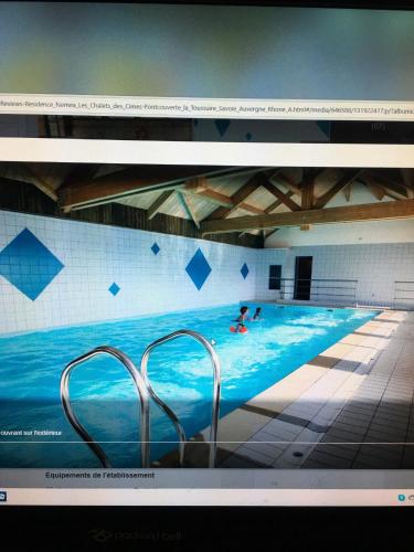 une photo d'une piscine sur un écran d'ordinateur dans l'établissement Chalet des cimes, à La Toussuire