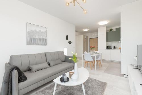 Foto Modern Elegance Apartments with Parking & AC, next to Manufaktura by Renters Prestige