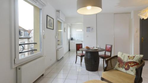 - un couloir avec une table et des chaises dans la chambre dans l'établissement ROESSELMANN 1, à Colmar