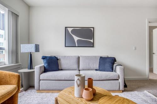 Galeriebild der Unterkunft Downtown Bellevue 2BR w WD Storage nr Shops SEA-318 in Bellevue