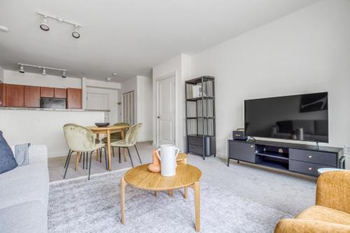 Galeriebild der Unterkunft Downtown Bellevue 2BR w WD Storage nr Shops SEA-318 in Bellevue