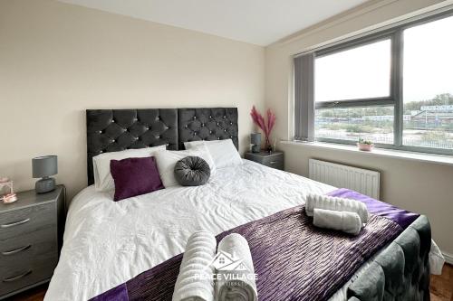En eller flere senger på et rom på Appealing 5 Bedroom House Near Manchester City