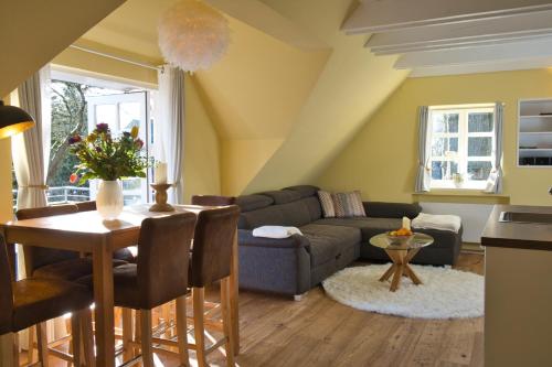 sala de estar con sofá y mesa en Ferienhaus Auszeit auf dem Berghof, en Tastrup