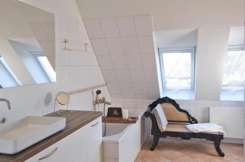 baño con lavabo y silla en Ferienhaus Auszeit auf dem Berghof, en Tastrup