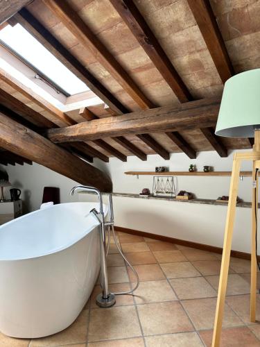 una vasca da bagno in una camera con soffitti in legno di Santa Cecilia Perugia - Rooms&Suite a Perugia