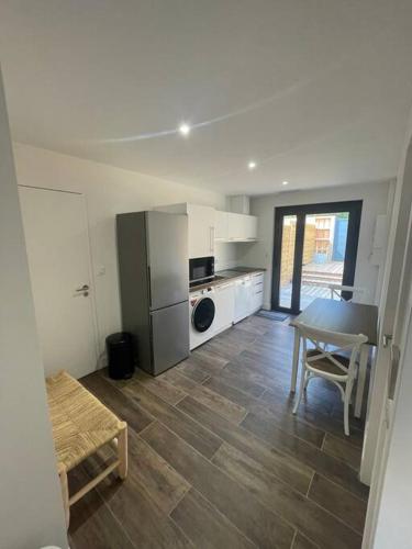 une cuisine avec une table et une salle à manger dans l'établissement Petite maison proche de la plage, à Lège-Cap-Ferret