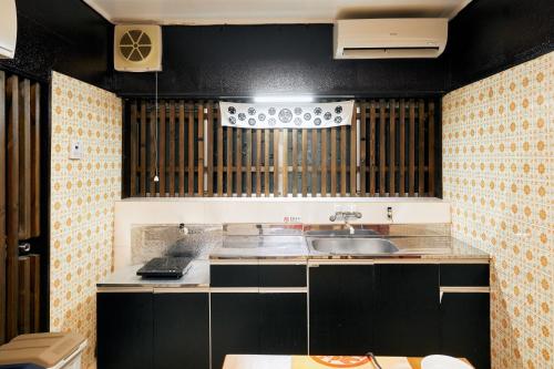 Nhà bếp/bếp nhỏ tại Villa Hakone Kabuto 古民家旅館 150平米 バス停迄一分 準天然温泉 最大12名