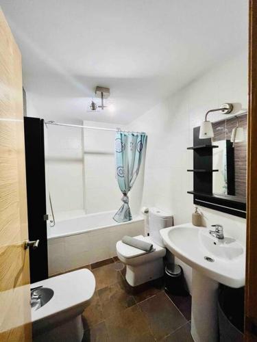 ein Badezimmer mit einem WC, einem Waschbecken und einer Badewanne in der Unterkunft NEW Beautiful flat with panoramic views in Torre de Benagalbón