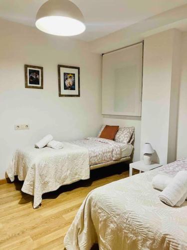 1 Schlafzimmer mit 2 Betten in einem Zimmer in der Unterkunft NEW Beautiful flat with panoramic views in Torre de Benagalbón