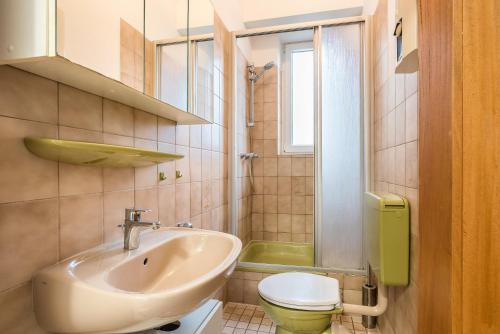 een badkamer met een wastafel en een toilet bij Schöne 3-Zimmer Wohnung in Mannheim/Rheinau in Mannheim