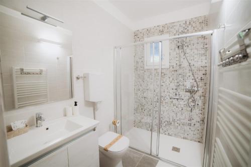 a bathroom with a shower and a toilet and a sink at Civiconr3 in Sona