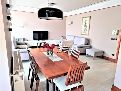 een eetkamer en een woonkamer met een tafel en stoelen bij Apartment 13 - Your Perfect Stay in Durres City in Durrës