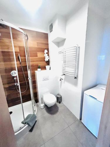 y baño con ducha y aseo. en Apartament Manhattan, en Gorzów Wielkopolski