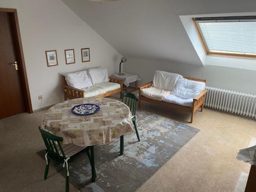 un soggiorno con tavolo e divano di 3 Zimmer Wohnung a Isernhagen