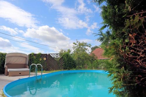 einen Pool im Hinterhof eines Hauses in der Unterkunft Ferienhaus zum Glück in Gerswalde