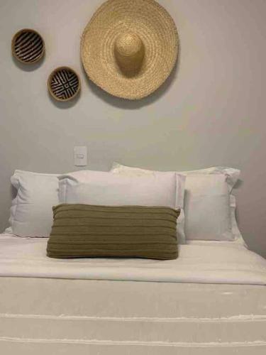 En eller flere senge i et værelse på Apto Novo Bombinhas - UMA QUADRA DO MAR!