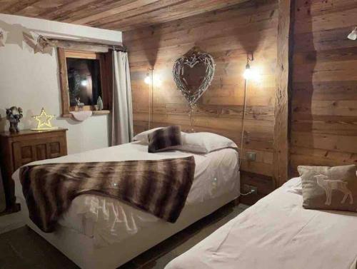 מיטה או מיטות בחדר ב-La Rosière Magnifique chalet savoyard 160 m2 T5