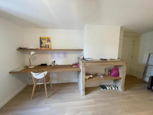 a wooden desk in a room with a chair at Appartement Bellecour in Lyon