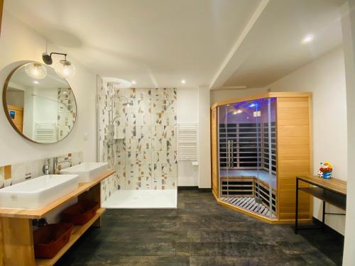 a bathroom with a sink and a shower at Le SPA de l’Impasse in Limoges