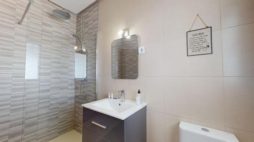 Baño blanco con lavabo y aseo en La Torre Villa Bacalao - A Murcia Holiday Rentals Property, en Roldán