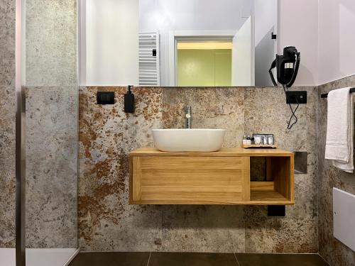 La salle de bains est pourvue d'un lavabo et d'un miroir. dans l'établissement Mondo7, à Bologne