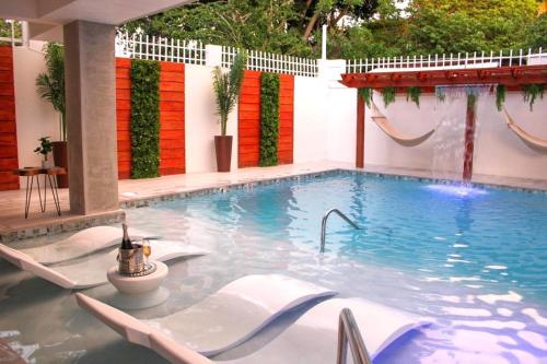 uma piscina com escorrega num edifício em Nautilus by La Jamaca Hotels-Downtown La Parguera em Lajas