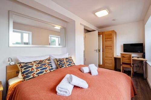 ein Schlafzimmer mit einem Bett mit Handtüchern darauf in der Unterkunft FeWo Prora - Strandidyll in Binz